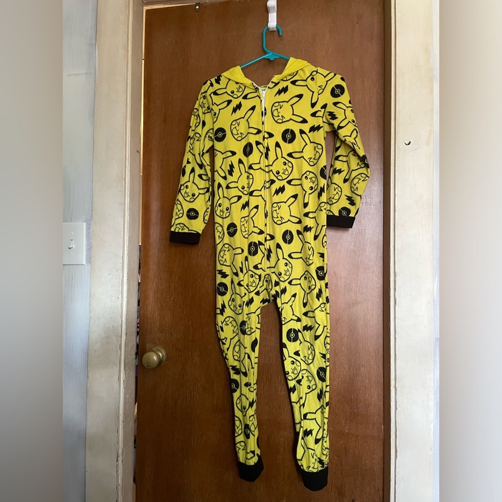 Pokémon Onesie pajamas. L 12/14 Used but in good condition.